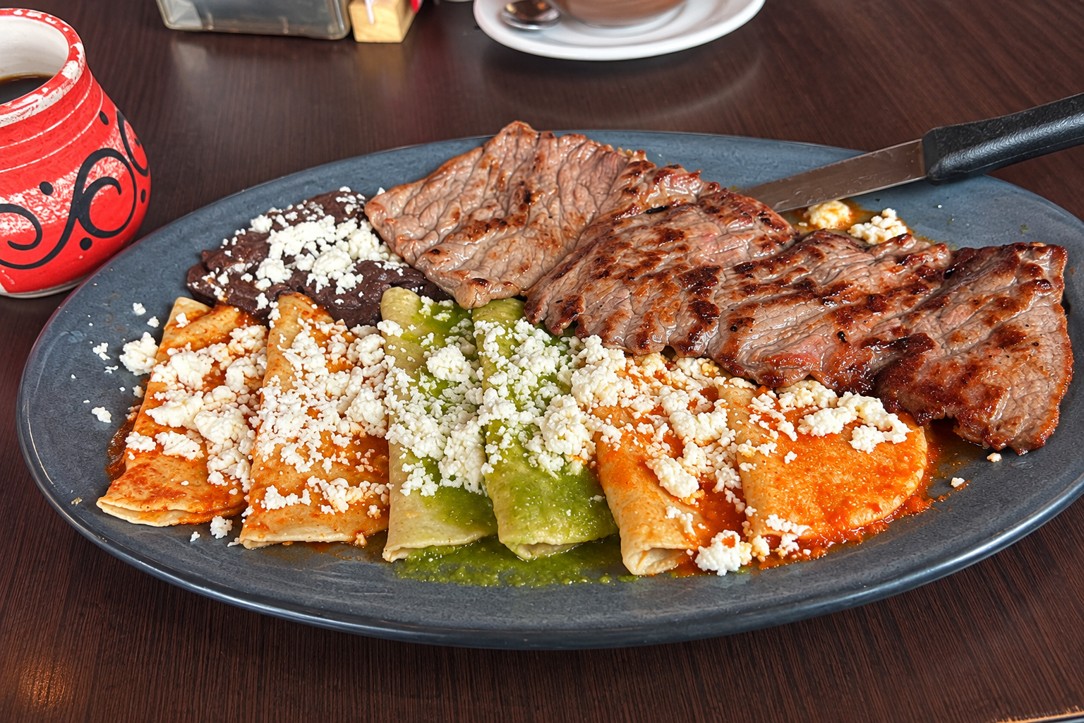 Plato de enchiladas y carne